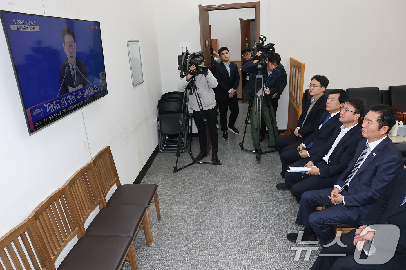 (서울=뉴스1) 국회사진기자단 = 더불어민주당 정청래 대표와 한병도 원내대표를 비롯한 지도부가 21일 서울 여의도 국회 당대표실에서 이재명 대통령 신년 기자회견 생중계를 지켜보고 …