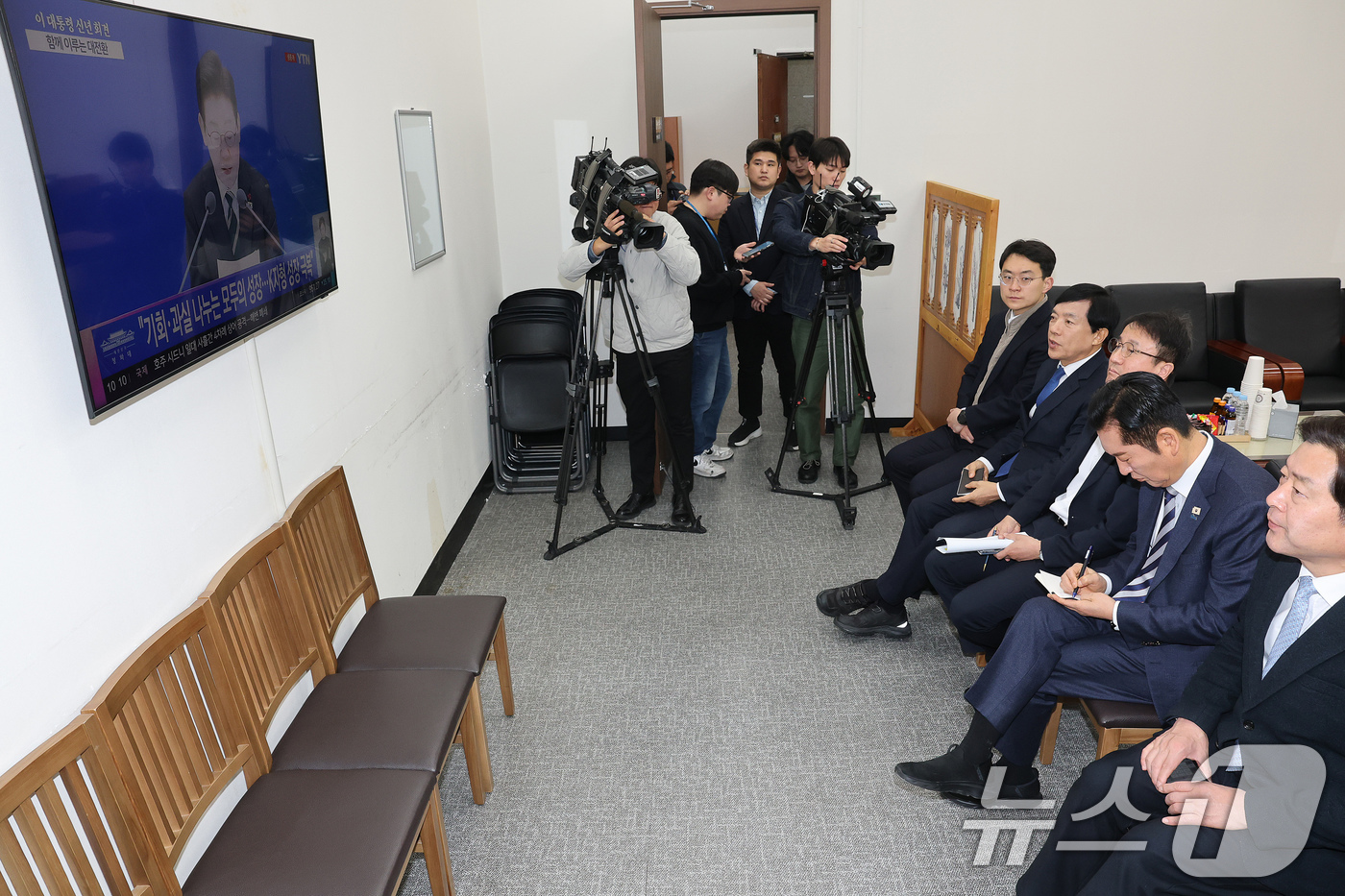 (서울=뉴스1) 국회사진기자단 = 더불어민주당 정청래 대표와 한병도 원내대표를 비롯한 지도부가 21일 서울 여의도 국회 당대표실에서 이재명 대통령 신년 기자회견 생중계를 지켜보고 …