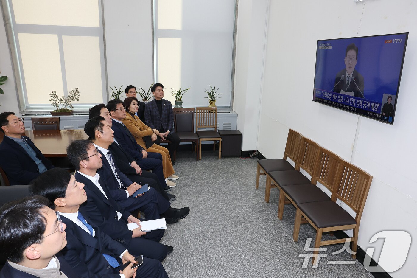 본문 이미지 - 더불어민주당 정청래 대표와 한병도 원내대표를 비롯한 지도부가 21일 서울 여의도 국회 당대표실에서 이재명 대통령 신년 기자회견 생중계를 지켜보고 있다. 2026.1.21/뉴스1 ⓒ News1 국회사진기자단