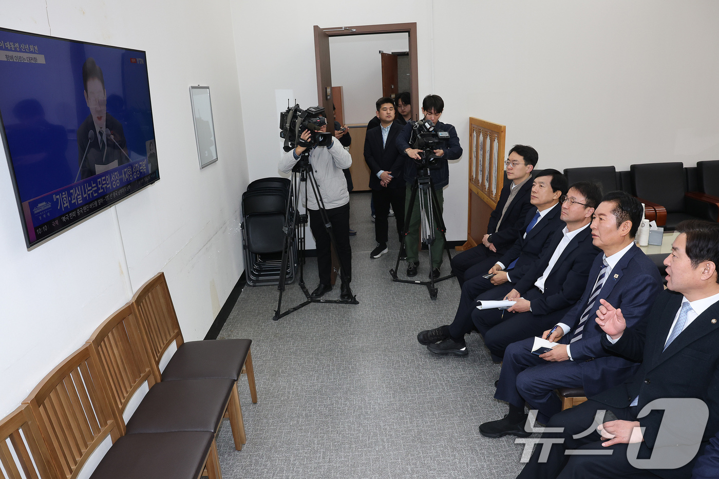 (서울=뉴스1) 국회사진기자단 = 더불어민주당 정청래 대표와 한병도 원내대표를 비롯한 지도부가 21일 서울 여의도 국회 당대표실에서 이재명 대통령 신년 기자회견 생중계를 지켜보고 …