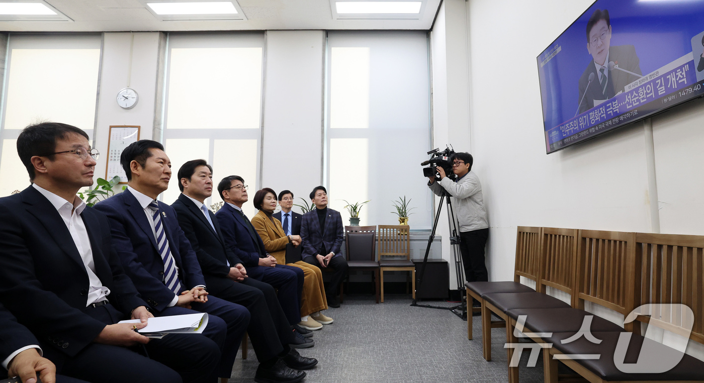 (서울=뉴스1) 국회사진기자단 = 더불어민주당 정청래 대표와 한병도 원내대표를 비롯한 지도부가 21일 서울 여의도 국회 당대표실에서 이재명 대통령 신년 기자회견 생중계를 지켜보고 …