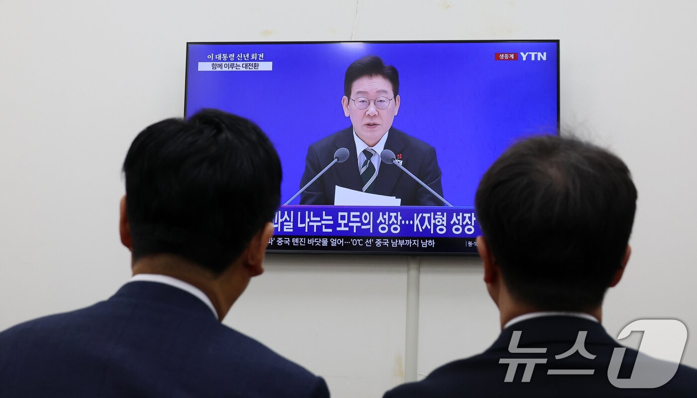 본문 이미지 - 더불어민주당 정청래 대표와 한병도 원내대표를 비롯한 지도부가 21일 서울 여의도 국회 당대표실에서 이재명 대통령 신년 기자회견 생중계를 지켜보고 있다. ⓒ News1 국회사진기자단