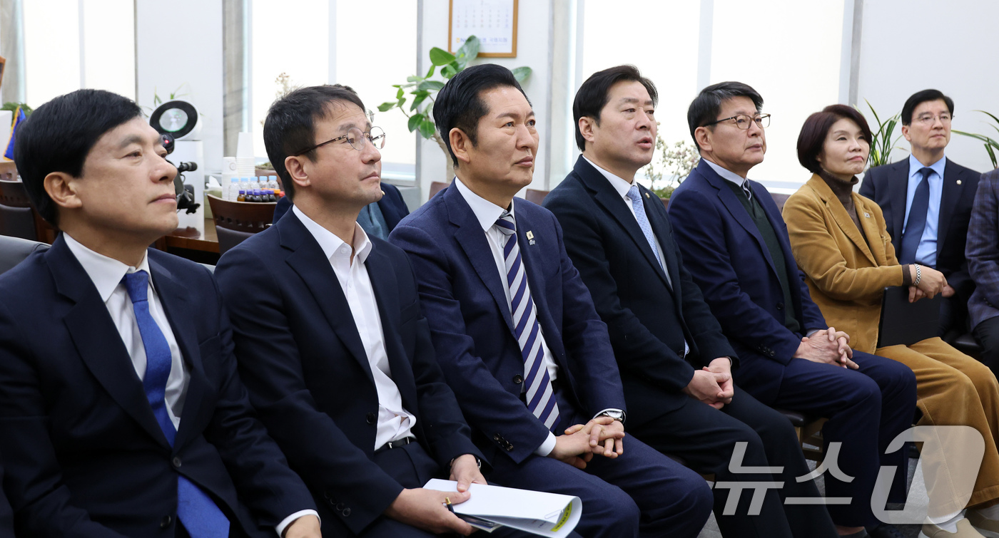 (서울=뉴스1) 국회사진기자단 = 더불어민주당 정청래 대표와 한병도 원내대표를 비롯한 지도부가 21일 서울 여의도 국회 당대표실에서 이재명 대통령 신년 기자회견 생중계를 지켜보고 …