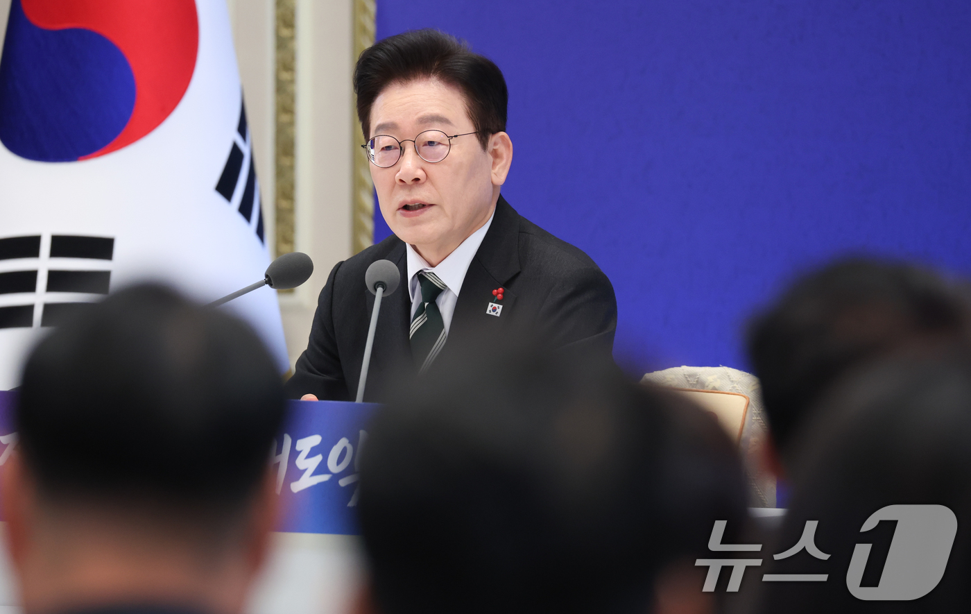 (서울=뉴스1) 이재명 기자 = 이재명 대통령이 21일 청와대 영빈관에서 열린 신년 기자회견에서 취재진 질문에 답변하고 있다. 2026.1.21/뉴스1