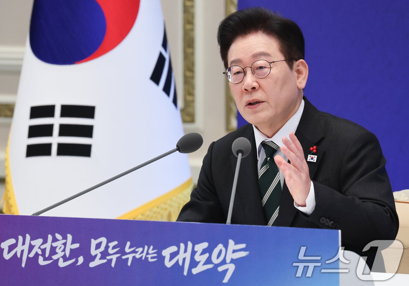 본문 이미지 - 이재명 대통령이 21일 청와대 영빈관에서 열린 신년 기자회견에서 취재진 질문에 답변하고 있다. 2026.1.21 ⓒ 뉴스1 이재명 기자