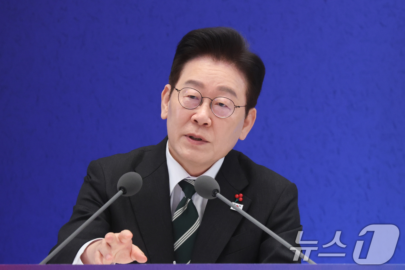 (서울=뉴스1) 이재명 기자 = 이재명 대통령이 21일 청와대 영빈관에서 열린 신년 기자회견에서 취재진 질문에 답변하고 있다. 2026.1.21/뉴스1