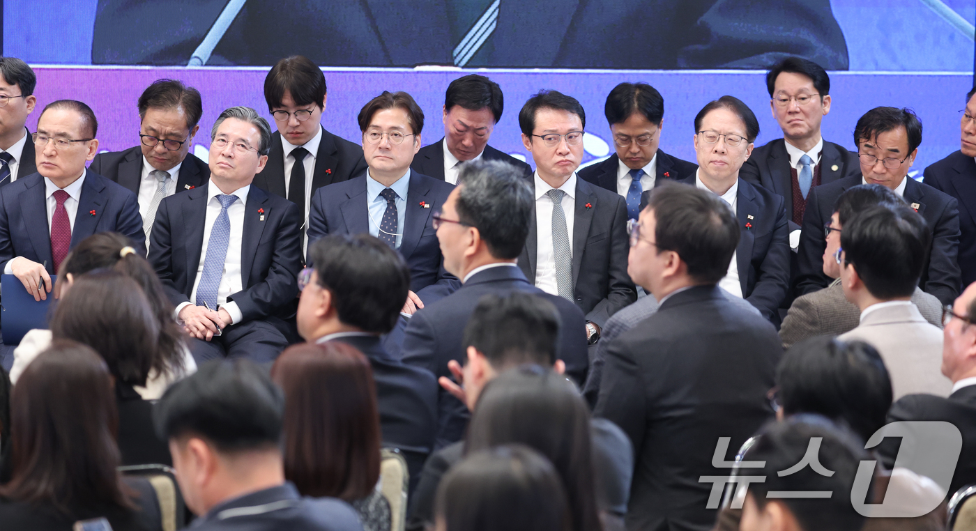 (서울=뉴스1) 이재명 기자 = 21일 청와대 영빈관에서 열린 이재명 대통령 신년 기자회견에서 위성락 국가안보실장을 비롯한 참모진이 참석해 있다. 2026.1.21/뉴스1