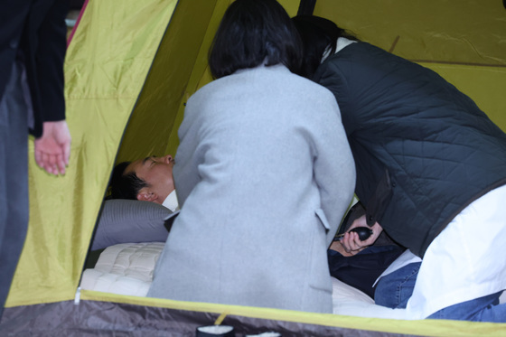 장동혁 건강상태 점검하는 의료진