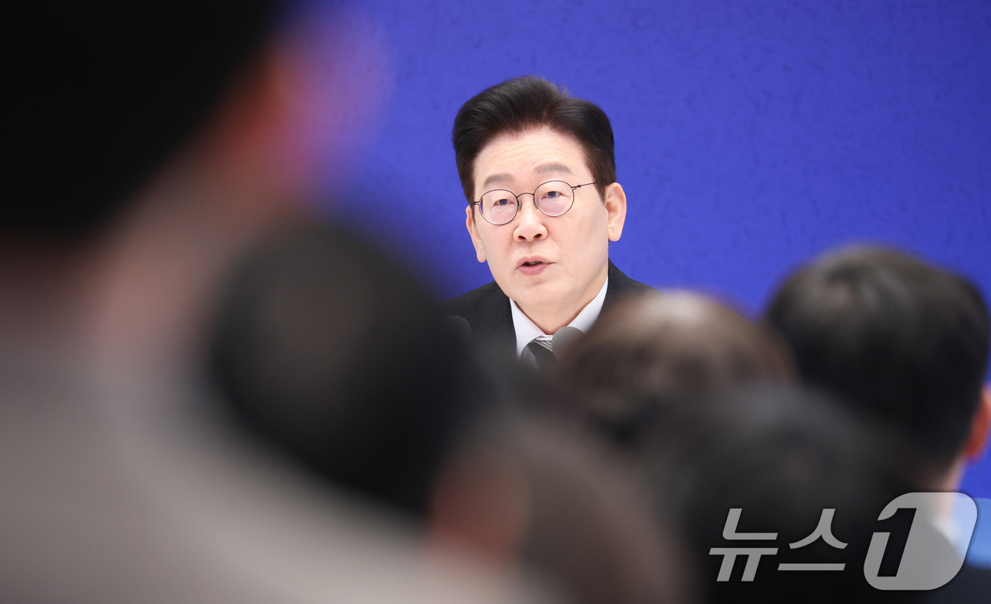 (서울=뉴스1) 이재명 기자 = 이재명 대통령이 21일 청와대 영빈관에서 열린 신년 기자회견에서 취재진 질문에 답변하고 있다. 2026.1.21/뉴스1