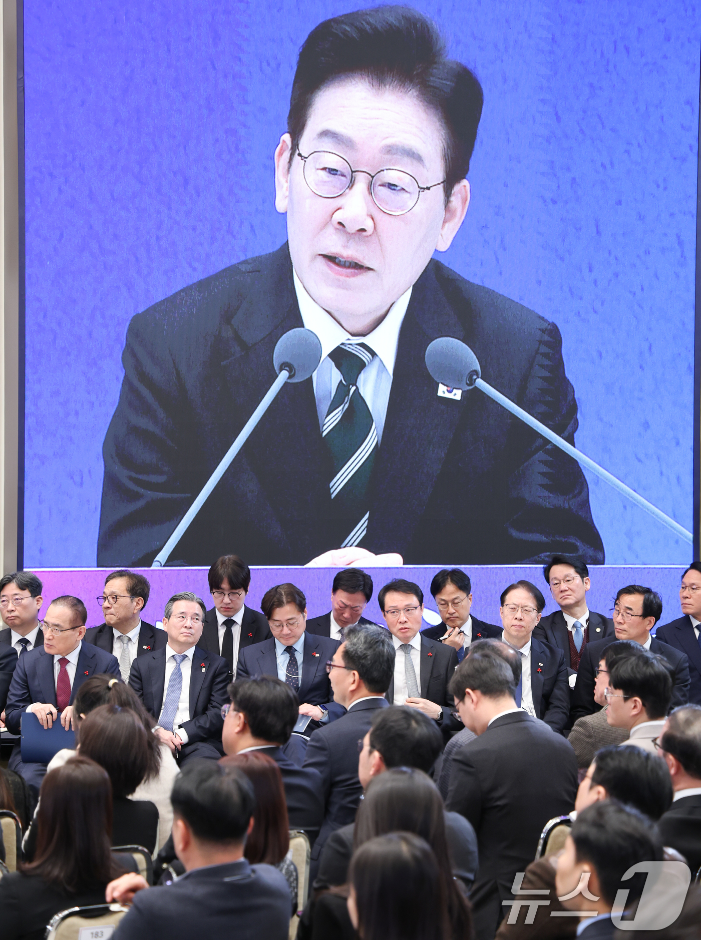 (서울=뉴스1) 이재명 기자 = 21일 청와대 영빈관에서 열린 이재명 대통령 신년 기자회견에서 위성락 국가안보실장을 비롯한 참모진이 참석해 있다. 2026.1.21/뉴스1