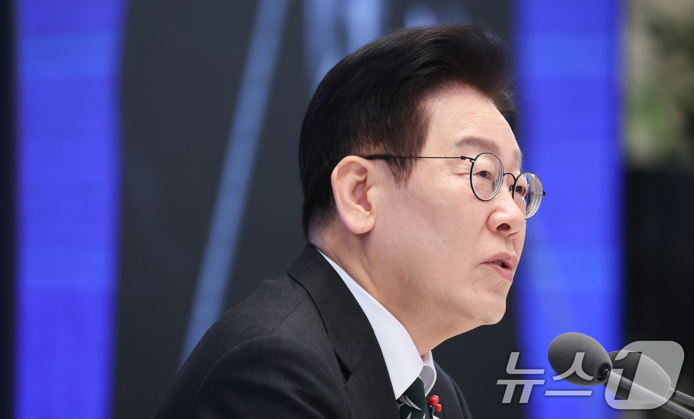 (서울=뉴스1) 이재명 기자 = 이재명 대통령이 21일 청와대 영빈관에서 열린 신년 기자회견에서 취재진 질문에 답변하고 있다. 2026.1.21/뉴스1