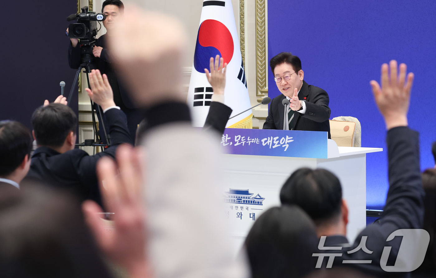 (서울=뉴스1) 이재명 기자 = 이재명 대통령이 21일 청와대 영빈관에서 열린 신년 기자회견에서 취재진 질문을 받고 있다. 2026.1.21/뉴스1