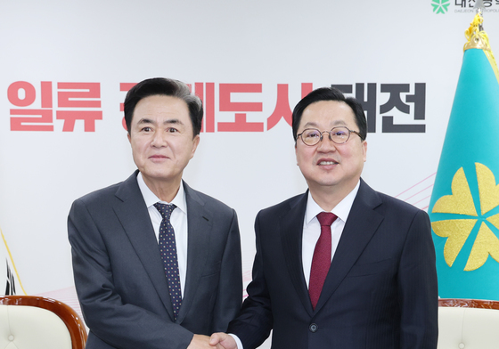 악수하는 이장우 대전시장-김태흠 충남지사