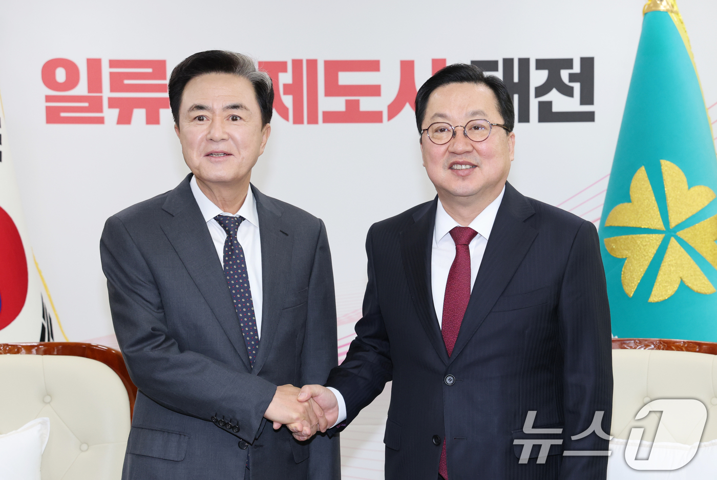 (대전=뉴스1) 김기태 기자 = 이장우 대전시장과 김태흠 충남도지사가 21일 대전시청 접견실에서 대전·충남 행정통합 관련 긴급 회동에 앞서 악수하고 있다.  2026.1.21/뉴스 …