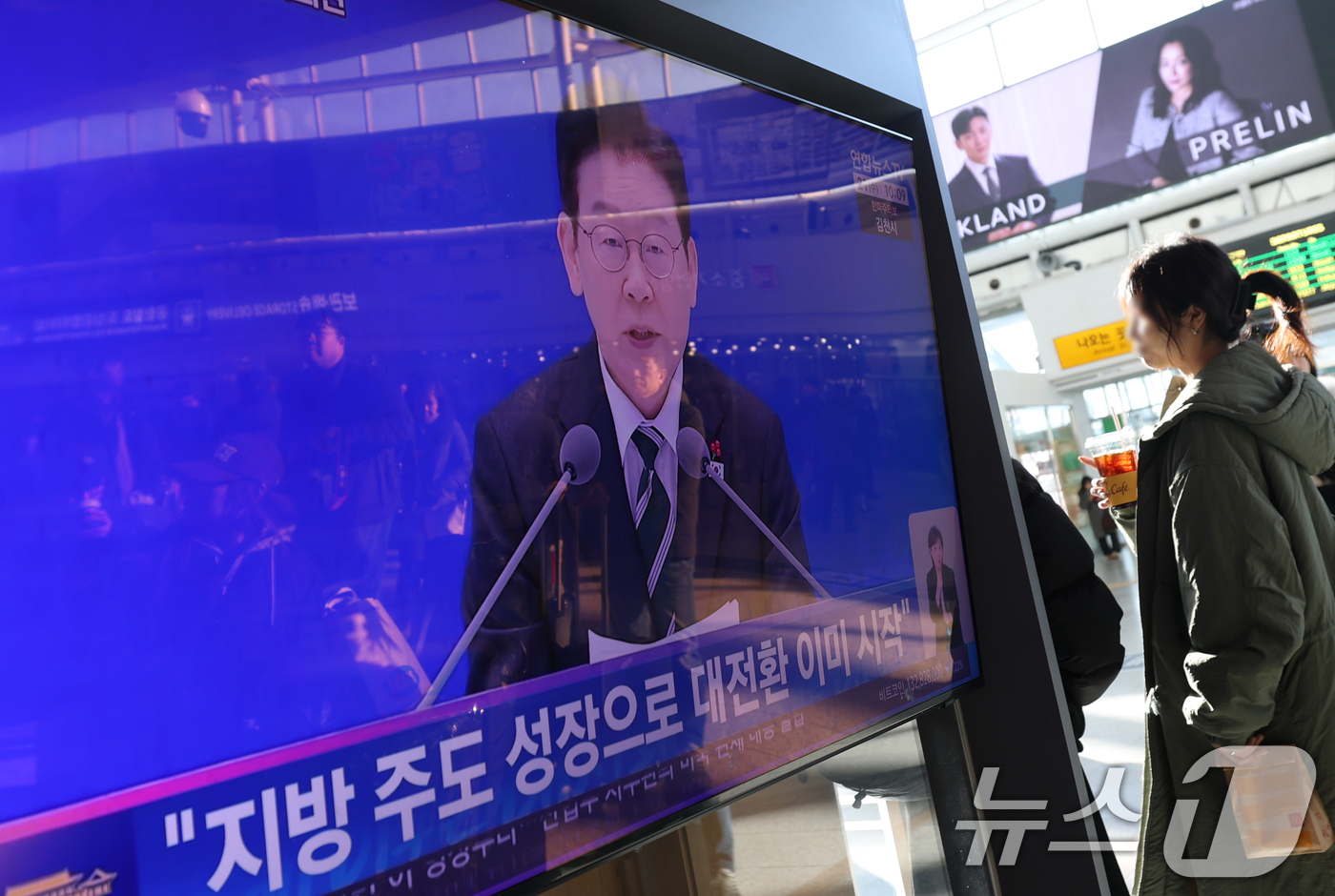 (서울=뉴스1) 오대일 기자 = 21일 오전 서울 중구 서울역 대합실에서 시민들이 이재명 대통령의 2026 신년 기자회견 생중계를 지켜보고 있다. 2026.1.21/뉴스1
