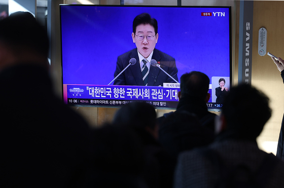 이재명 대통령 신년 기자회견 지켜보는 시민들