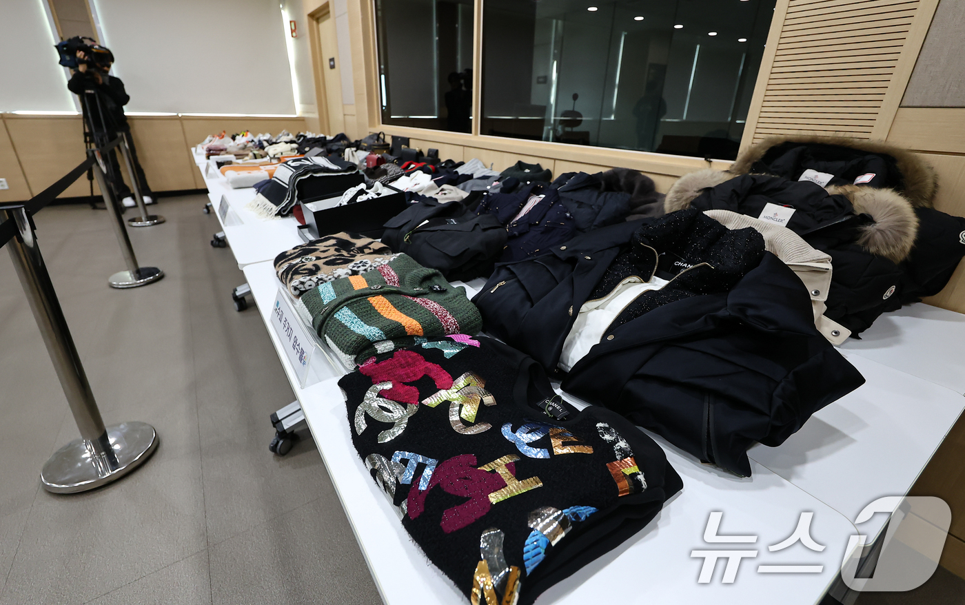 (서울=뉴스1) 김도우 기자 = 21일 서울 송파구 서울동부지방검찰청에서 열린 보이스피싱범죄 합동수사부 자금 세탁범 검거 관련 브리핑에서 압수품이 공개되고 있다.서울동부지검 보이스 …