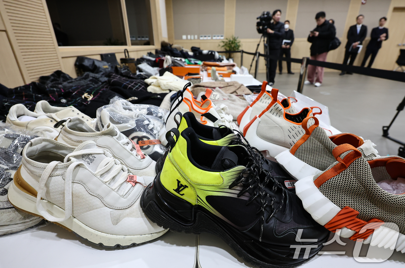 (서울=뉴스1) 김도우 기자 = 21일 서울 송파구 서울동부지방검찰청에서 열린 보이스피싱범죄 합동수사부 자금 세탁범 검거 관련 브리핑에서 압수품이 공개되고 있다.서울동부지검 보이스 …