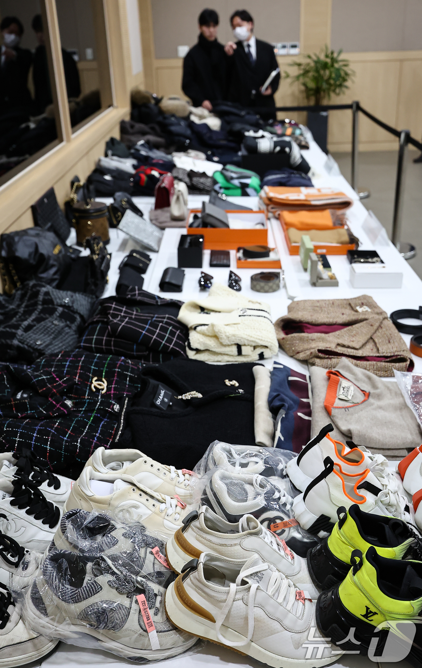 (서울=뉴스1) 김도우 기자 = 21일 서울 송파구 서울동부지방검찰청에서 열린 보이스피싱범죄 합동수사부 자금 세탁범 검거 관련 브리핑에서 압수품이 공개되고 있다.서울동부지검 보이스 …