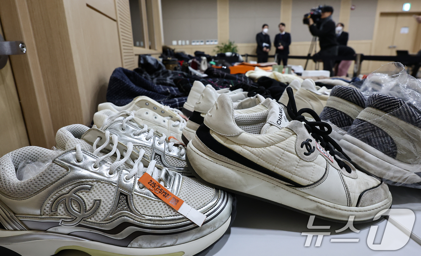 (서울=뉴스1) 김도우 기자 = 21일 서울 송파구 서울동부지방검찰청에서 열린 보이스피싱범죄 합동수사부 자금 세탁범 검거 관련 브리핑에서 압수품이 공개되고 있다.서울동부지검 보이스 …