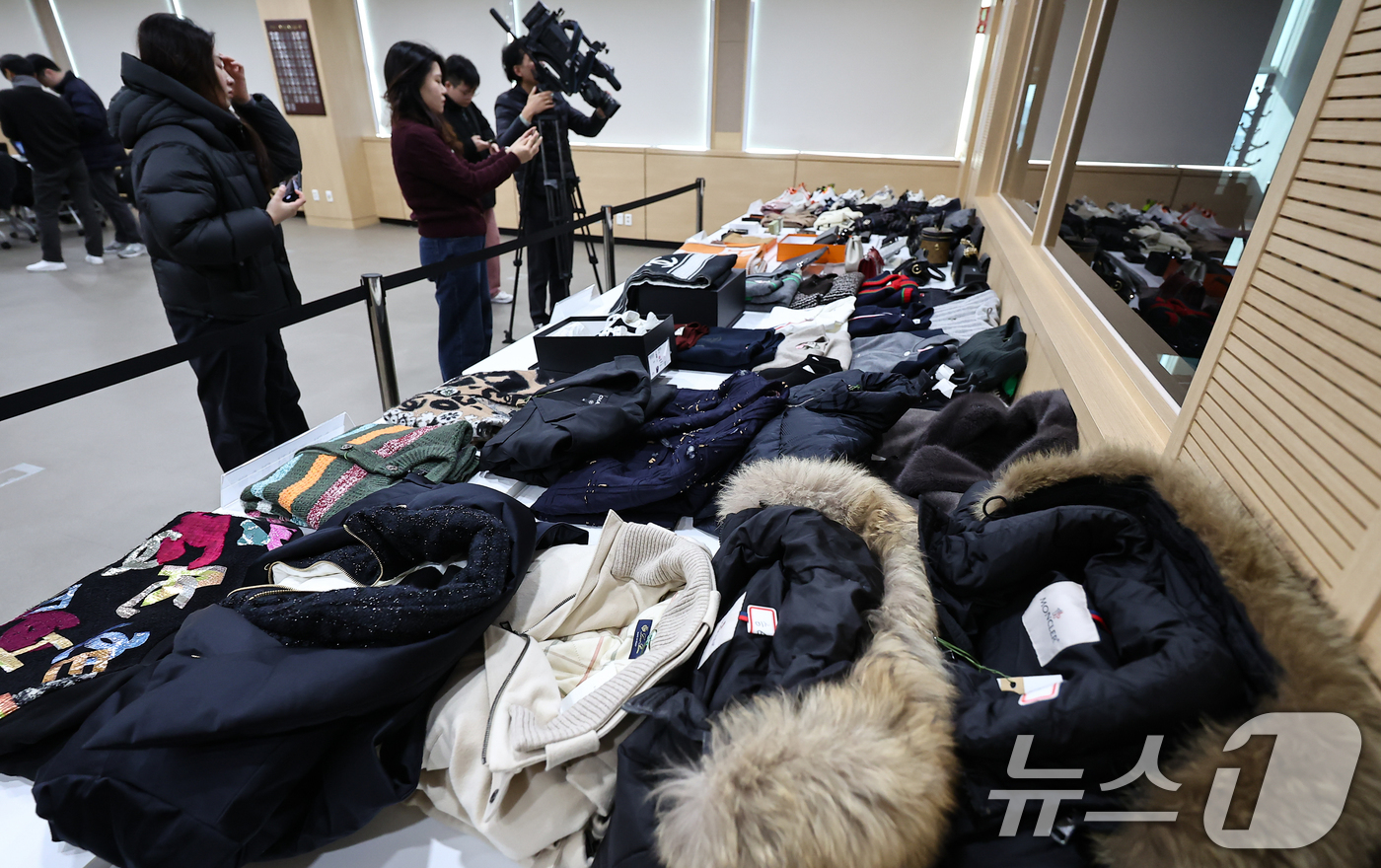 (서울=뉴스1) 김도우 기자 = 21일 서울 송파구 서울동부지방검찰청에서 열린 보이스피싱범죄 합동수사부 자금 세탁범 검거 관련 브리핑에서 압수품이 공개되고 있다.서울동부지검 보이스 …