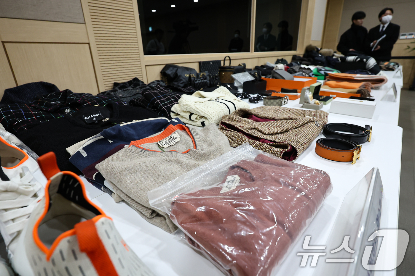 (서울=뉴스1) 김도우 기자 = 21일 서울 송파구 서울동부지방검찰청에서 열린 보이스피싱범죄 합동수사부 자금 세탁범 검거 관련 브리핑에서 압수품이 공개되고 있다.서울동부지검 보이스 …