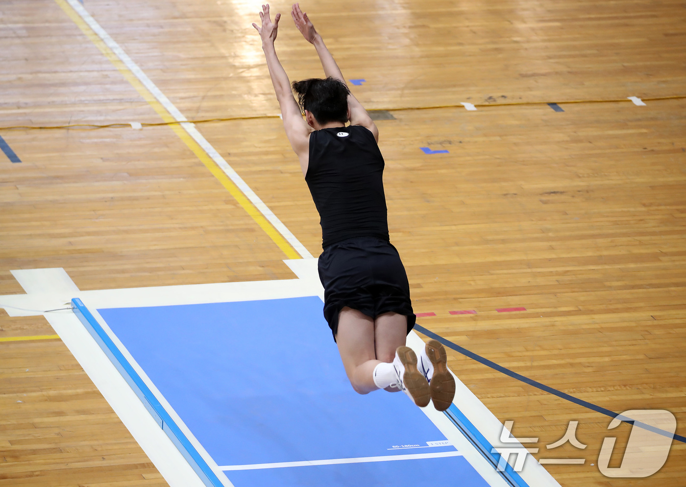 (대구=뉴스1) 공정식 기자 = 21일 오전 대구 달서구 계명대학교 성서캠퍼스 체육관에서 열린 '2026학년도 대입 정시모집 체육학과 실기고사'에서 한 수험생이 제자리멀리뛰기를 하 …