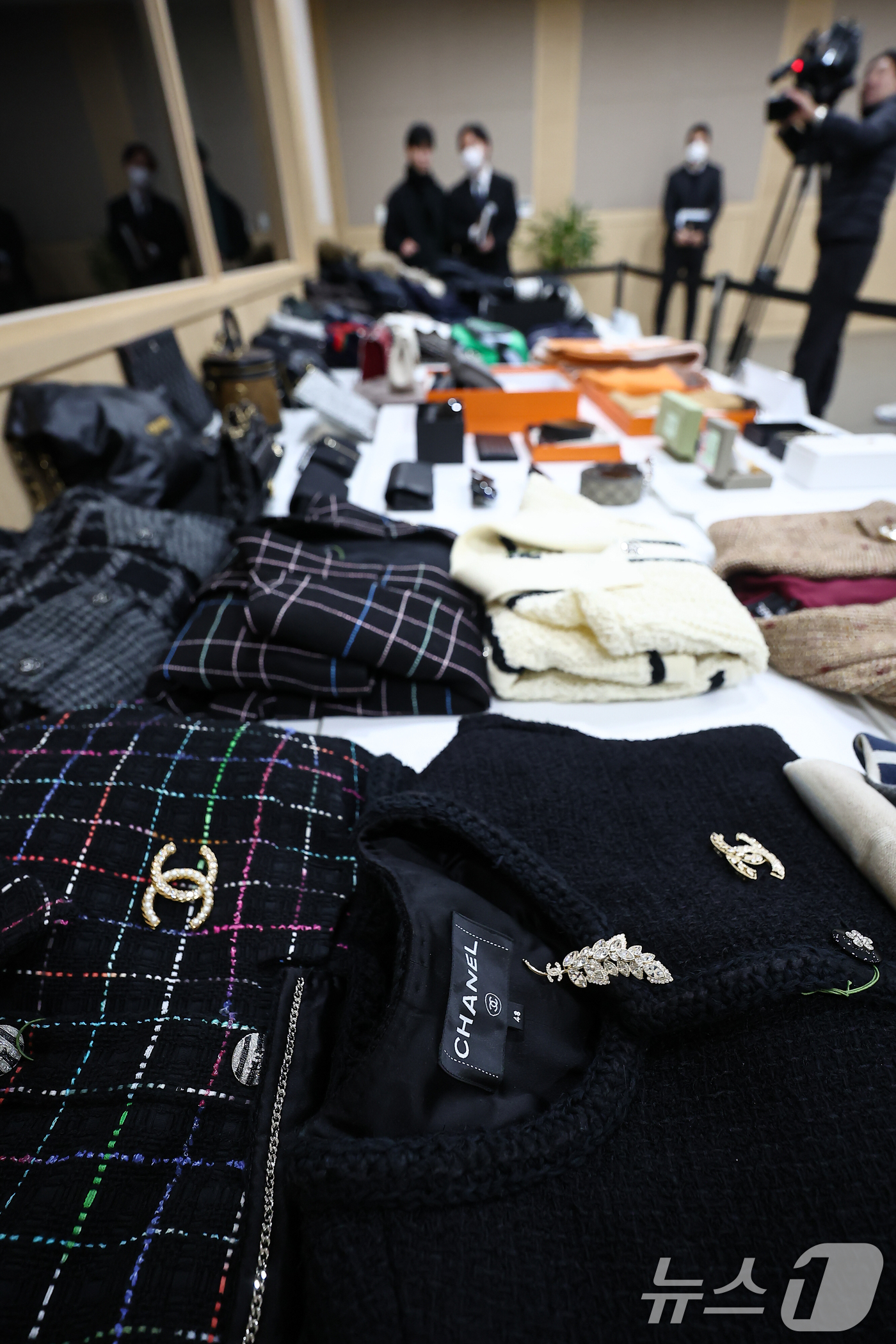 (서울=뉴스1) 김도우 기자 = 21일 서울 송파구 서울동부지방검찰청에서 열린 보이스피싱범죄 합동수사부 자금 세탁범 검거 관련 브리핑에서 압수품이 공개되고 있다.서울동부지검 보이스 …