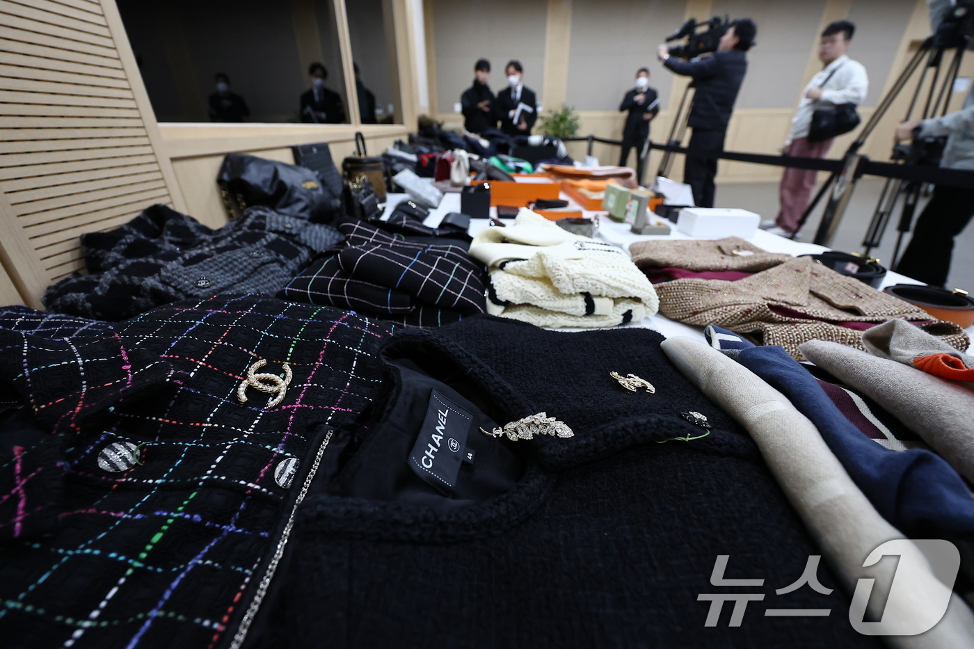 (서울=뉴스1) 김도우 기자 = 21일 서울 송파구 서울동부지방검찰청에서 열린 보이스피싱범죄 합동수사부 자금 세탁범 검거 관련 브리핑에서 압수품이 공개되고 있다.서울동부지검 보이스 …