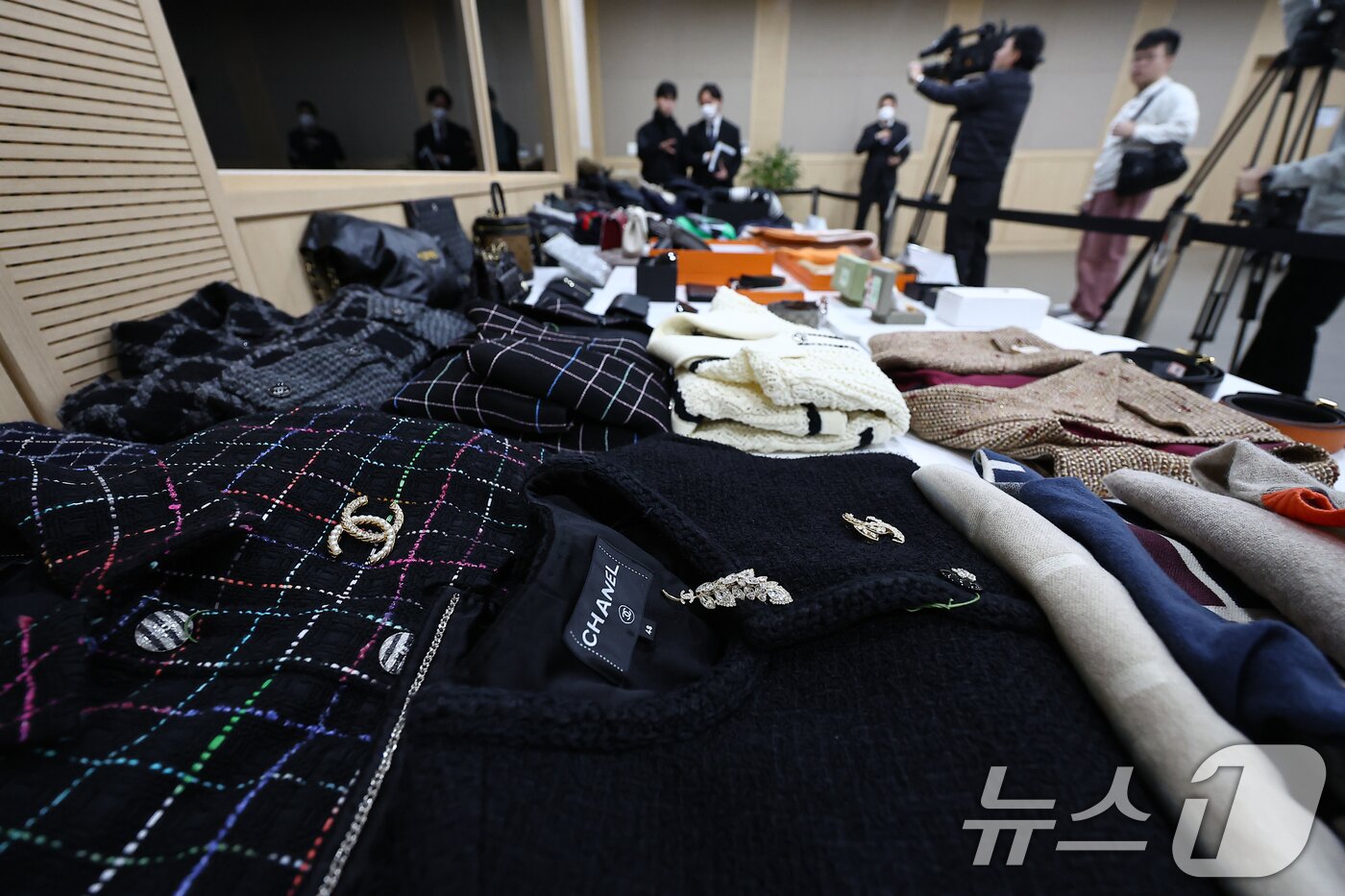 본문 이미지 - 21일 서울 송파구 서울동부지방검찰청에서 열린 보이스피싱범죄 합동수사부 자금 세탁범 검거 관련 브리핑에서 압수품이 공개되고 있다. 2026.1.21/뉴스1 ⓒ News1 김도우 기자