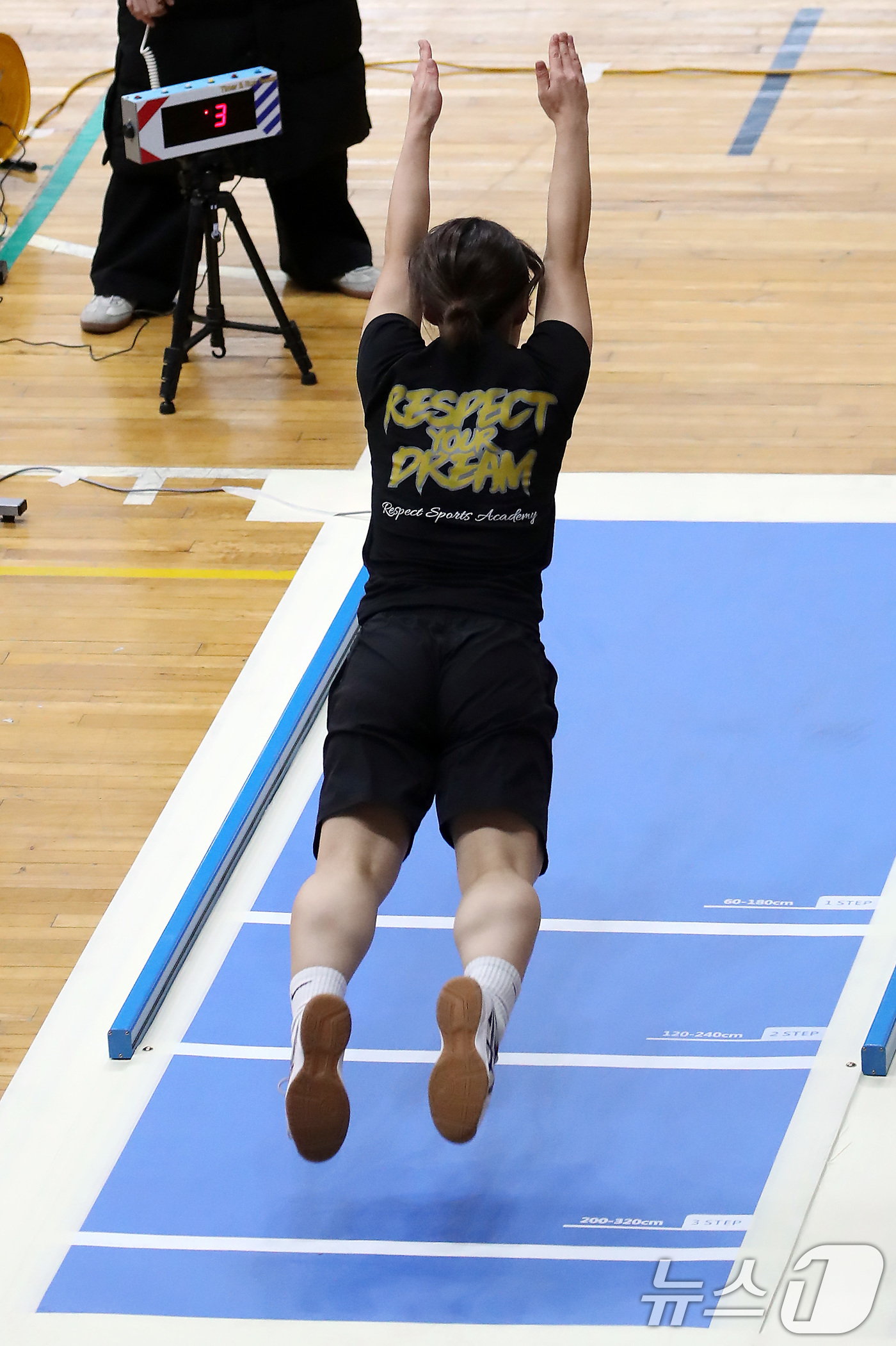 (대구=뉴스1) 공정식 기자 = 21일 오전 대구 달서구 계명대학교 성서캠퍼스 체육관에서 열린 '2026학년도 대입 정시모집 체육학과 실기고사'에서 한 수험생이 제자리멀리뛰기를 하 …