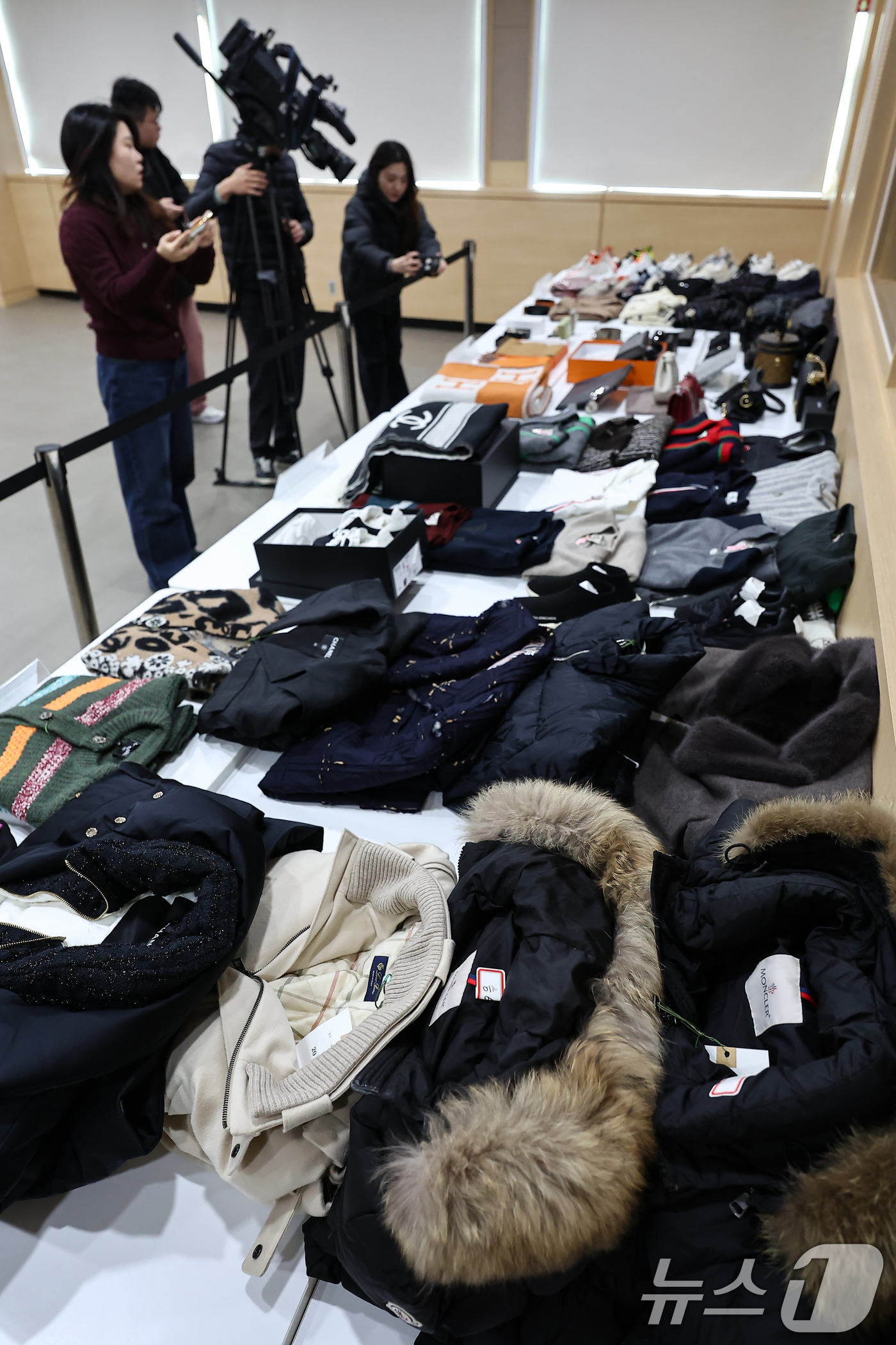 (서울=뉴스1) 김도우 기자 = 21일 서울 송파구 서울동부지방검찰청에서 열린 보이스피싱범죄 합동수사부 자금 세탁범 검거 관련 브리핑에서 압수품이 공개되고 있다.서울동부지검 보이스 …