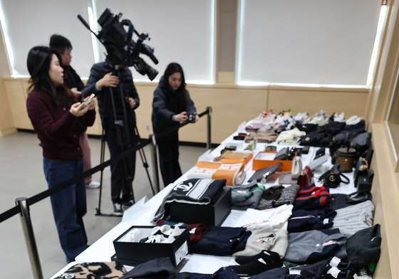 자금 세탁 범죄 수익으로 사들인 몀품들