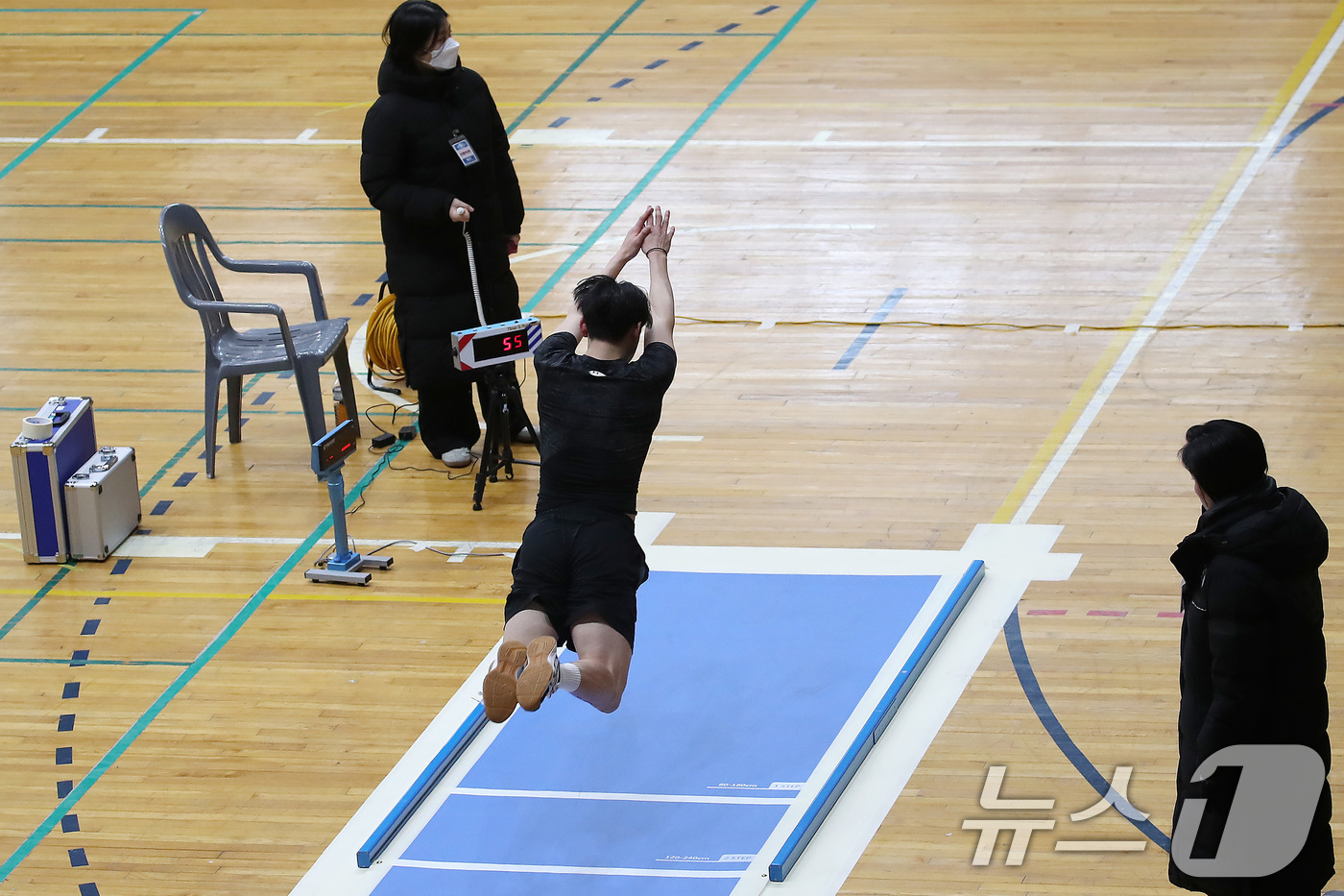 (대구=뉴스1) 공정식 기자 = 21일 오전 대구 달서구 계명대학교 성서캠퍼스 체육관에서 열린 '2026학년도 대입 정시모집 체육학과 실기고사'에서 한 수험생이 제자리멀리뛰기를 하 …