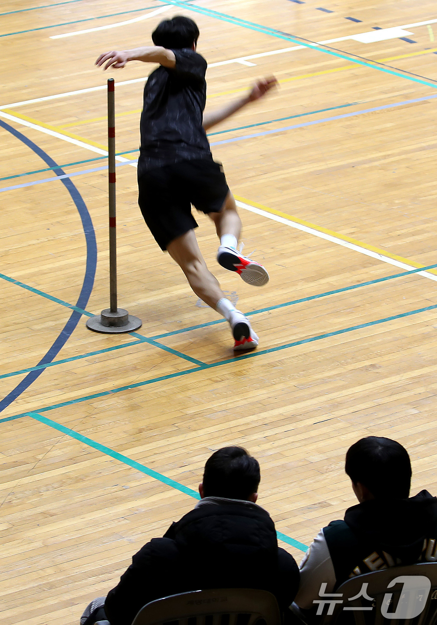 (대구=뉴스1) 공정식 기자 = 21일 오전 대구 달서구 계명대학교 성서캠퍼스 체육관에서 열린 '2026학년도 대입 정시모집 체육학과 실기고사'에서 한 수험생이 Z자 달리기를 하고 …