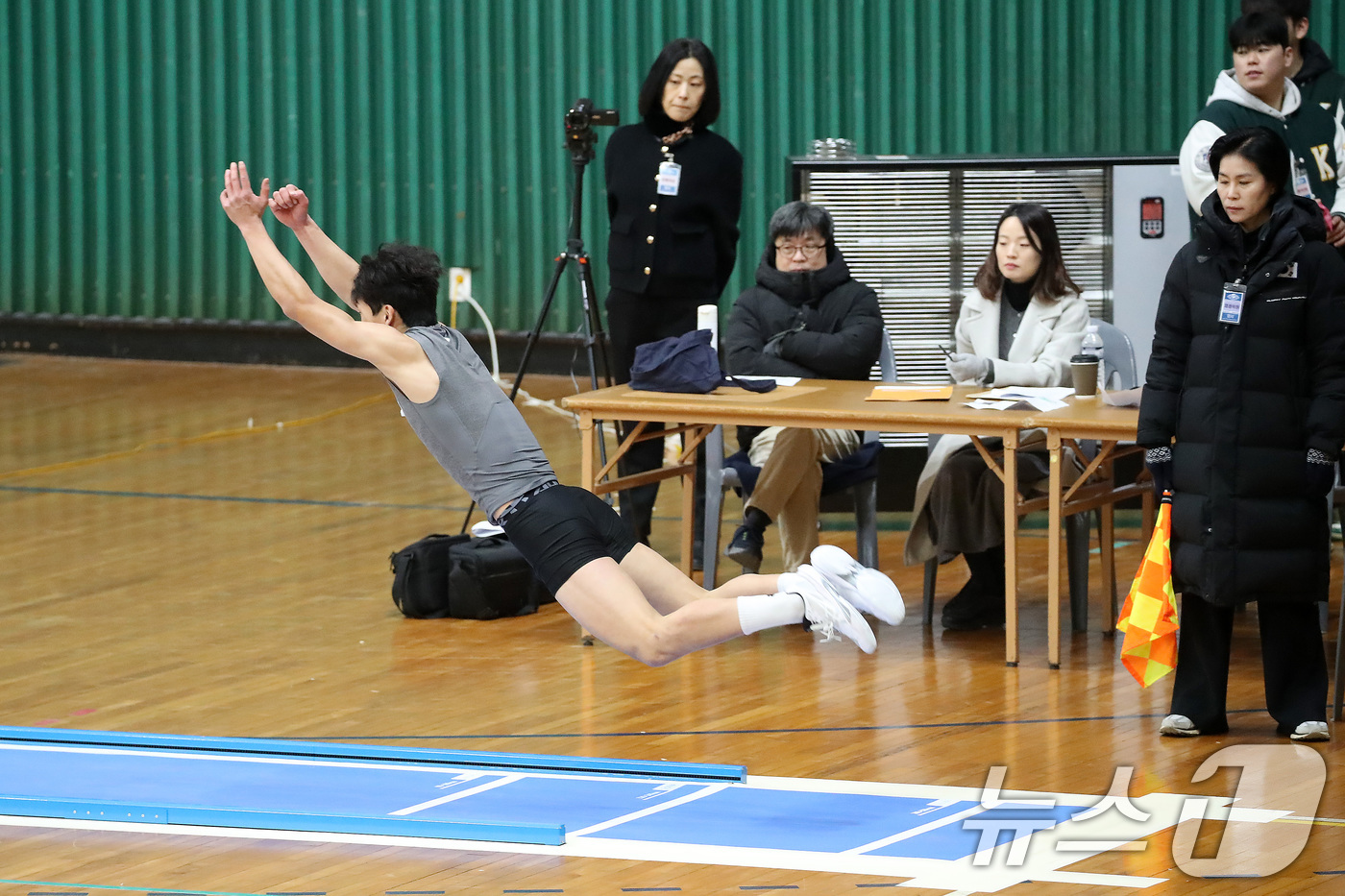 (대구=뉴스1) 공정식 기자 = 21일 오전 대구 달서구 계명대학교 성서캠퍼스 체육관에서 열린 '2026학년도 대입 정시모집 체육학과 실기고사'에서 한 수험생이 제자리멀리뛰기를 하 …