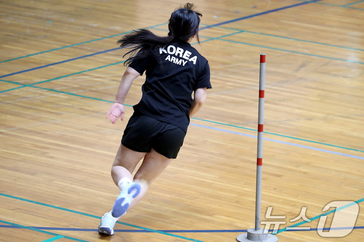 (대구=뉴스1) 공정식 기자 = 21일 오전 대구 달서구 계명대학교 성서캠퍼스 체육관에서 열린 '2026학년도 대입 정시모집 체육학과 실기고사'에서 한 수험생이 Z자 달리기를 하고 …