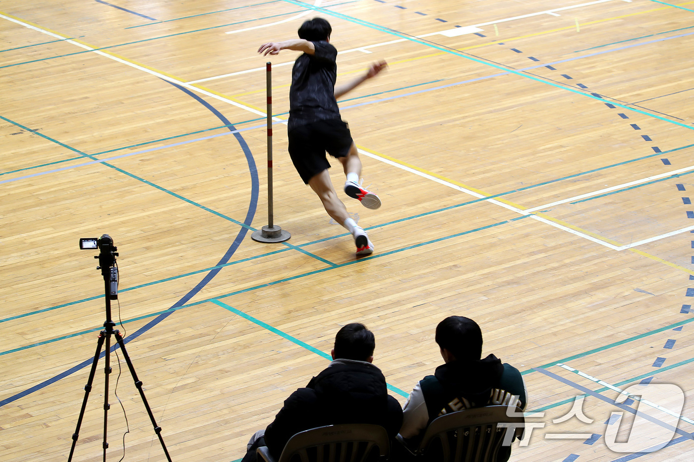 (대구=뉴스1) 공정식 기자 = 21일 오전 대구 달서구 계명대학교 성서캠퍼스 체육관에서 열린 '2026학년도 대입 정시모집 체육학과 실기고사'에서 한 수험생이 Z자 달리기를 하고 …