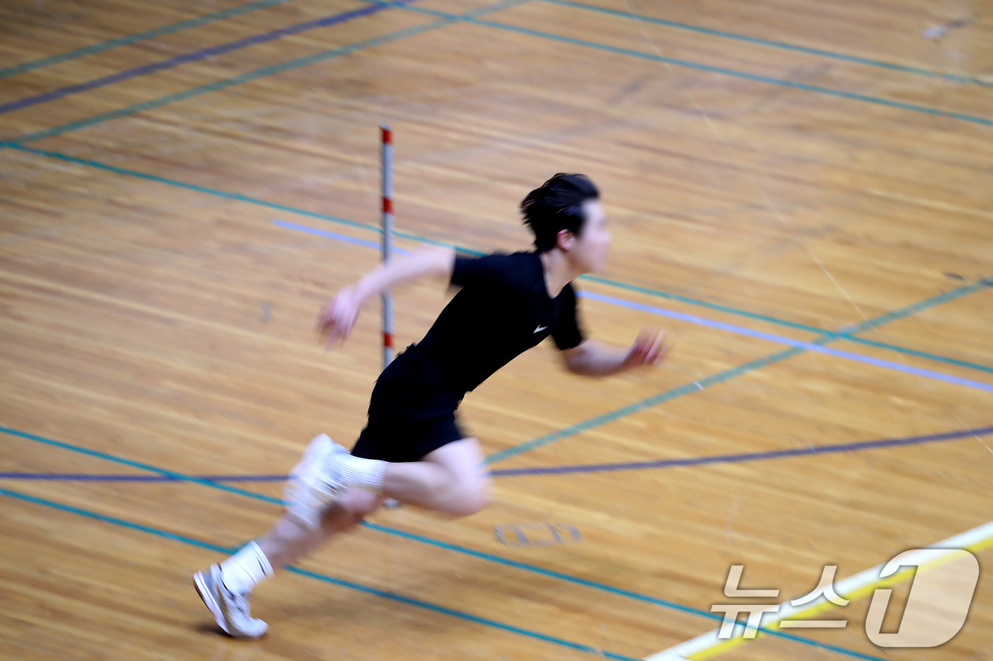(대구=뉴스1) 공정식 기자 = 21일 오전 대구 달서구 계명대학교 성서캠퍼스 체육관에서 열린 '2026학년도 대입 정시모집 체육학과 실기고사'에서 한 수험생이 Z자 달리기를 하고 …