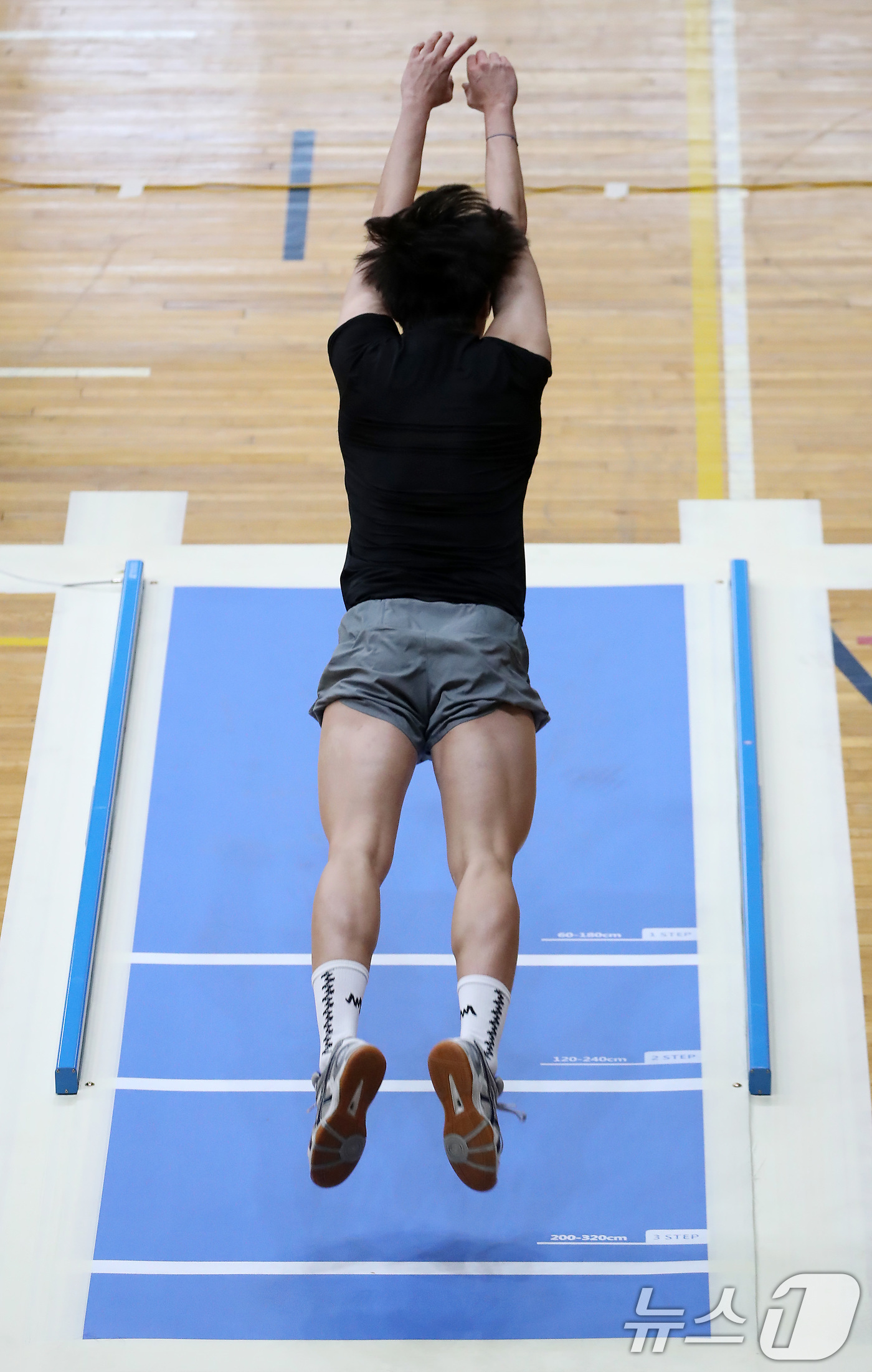 (대구=뉴스1) 공정식 기자 = 21일 오전 대구 달서구 계명대학교 성서캠퍼스 체육관에서 열린 '2026학년도 대입 정시모집 체육학과 실기고사'에서 한 수험생이 제자리멀리뛰기를 하 …