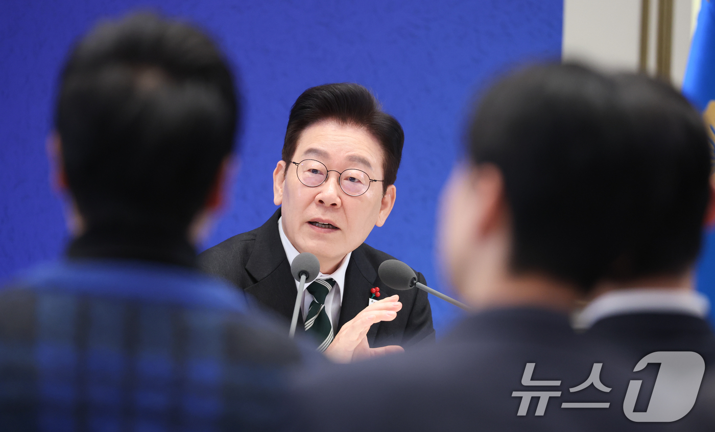 (서울=뉴스1) 이재명 기자 = 이재명 대통령이 21일 청와대 영빈관에서 열린 신년 기자회견에서 취재진 질문에 답변하고 있다. 2026.1.21/뉴스1