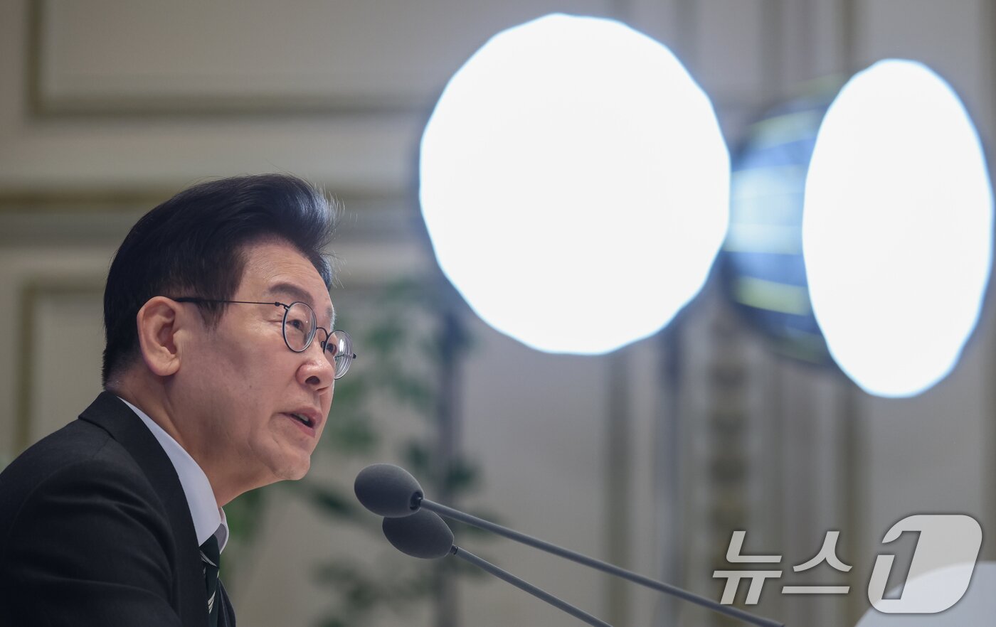 본문 이미지 - 이재명 대통령이 21일 청와대 영빈관에서 열린 신년 기자회견에서 취재진 질문에 답변하고 있다. 2026.1.21/뉴스1 ⓒ News1 이재명 기자