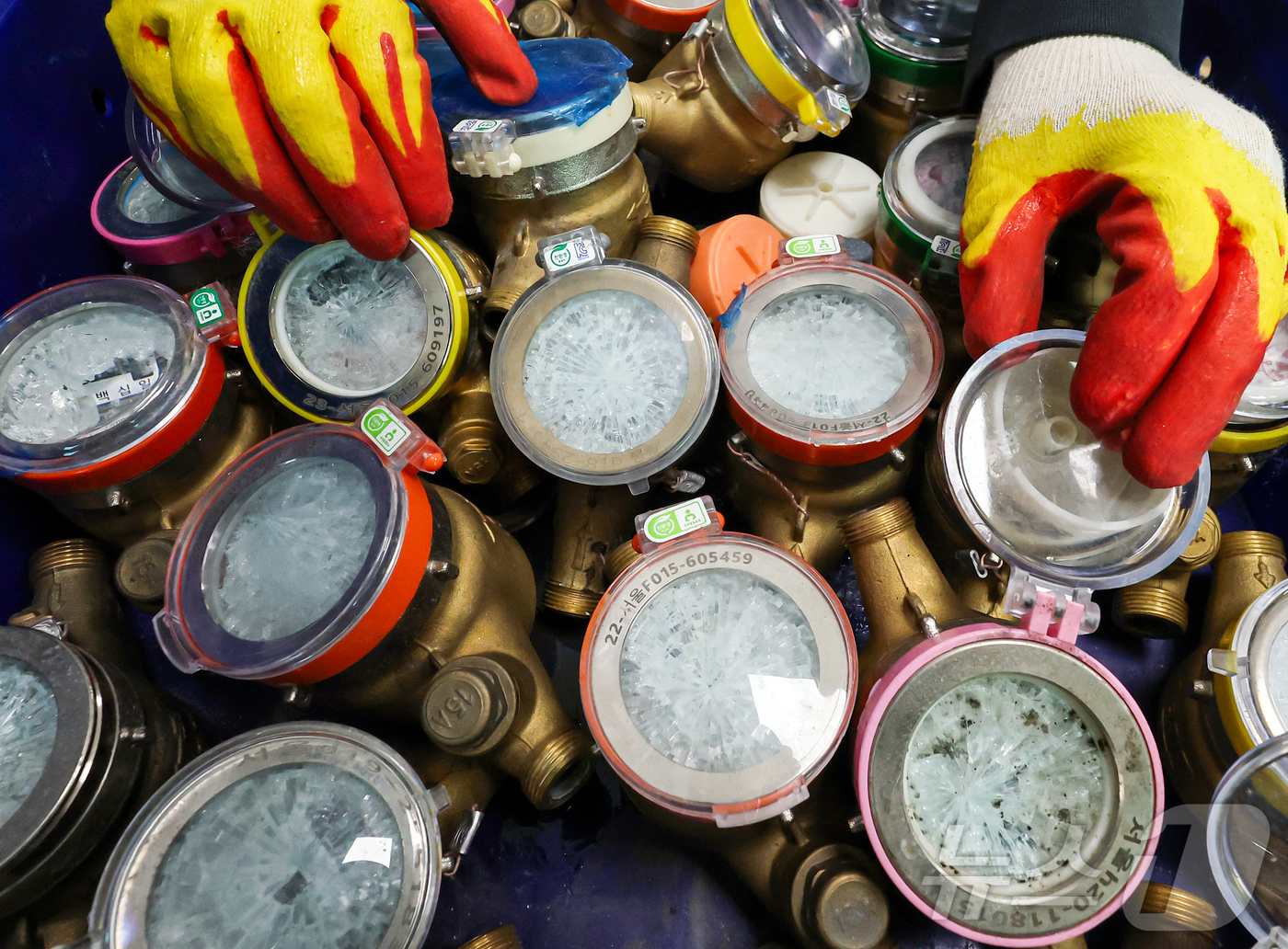 (서울=뉴스1) 김진환 기자 = 서울 전역에 한파주의보가 내려진 21일 서울 강북구 서울북부수도사업소에서 수도계량기 교체반 직원이 동파된 수도계량기를 정리하고 있다. 이날 서울시에 …