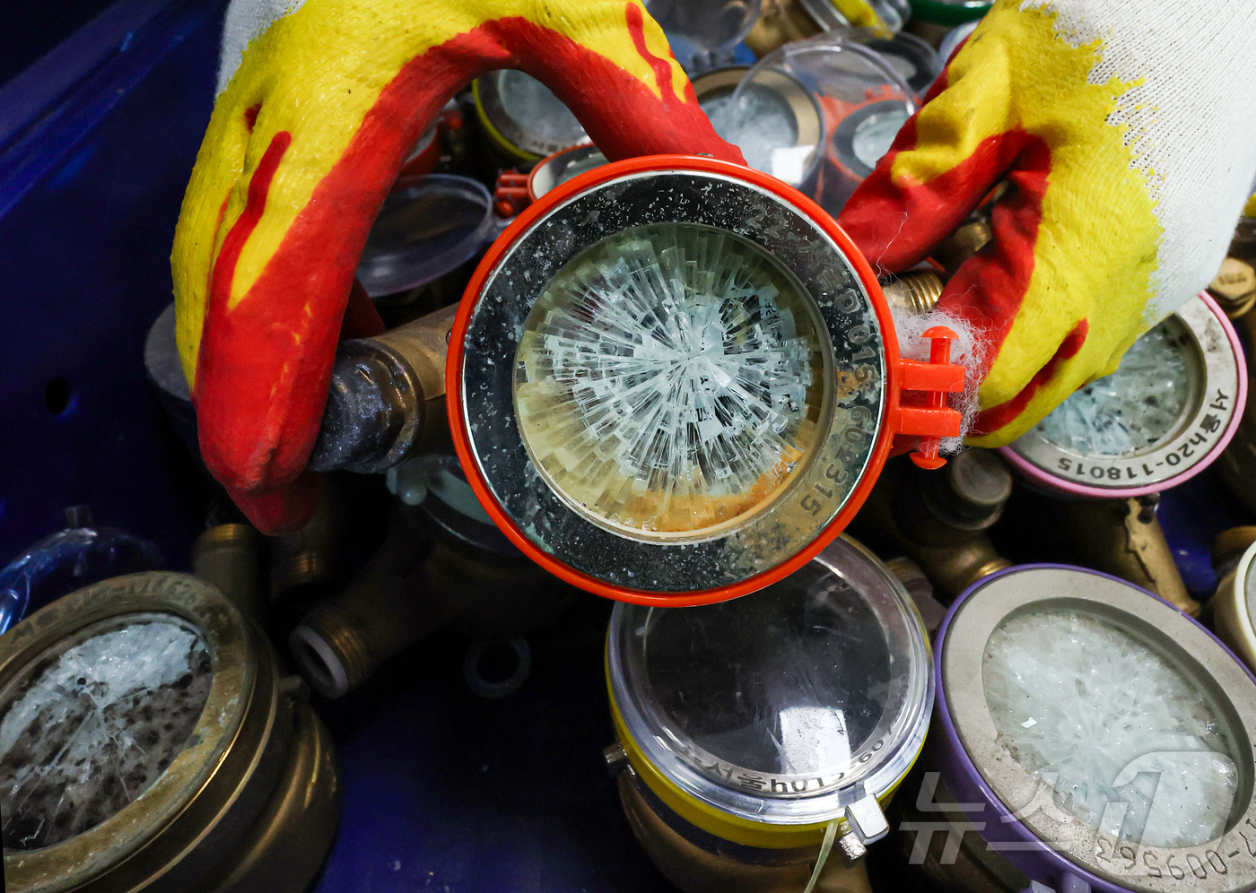 (서울=뉴스1) 김진환 기자 = 서울 전역에 한파주의보가 내려진 21일 서울 강북구 서울북부수도사업소에서 수도계량기 교체반 직원이 동파된 수도계량기를 정리하고 있다. 이날 서울시에 …