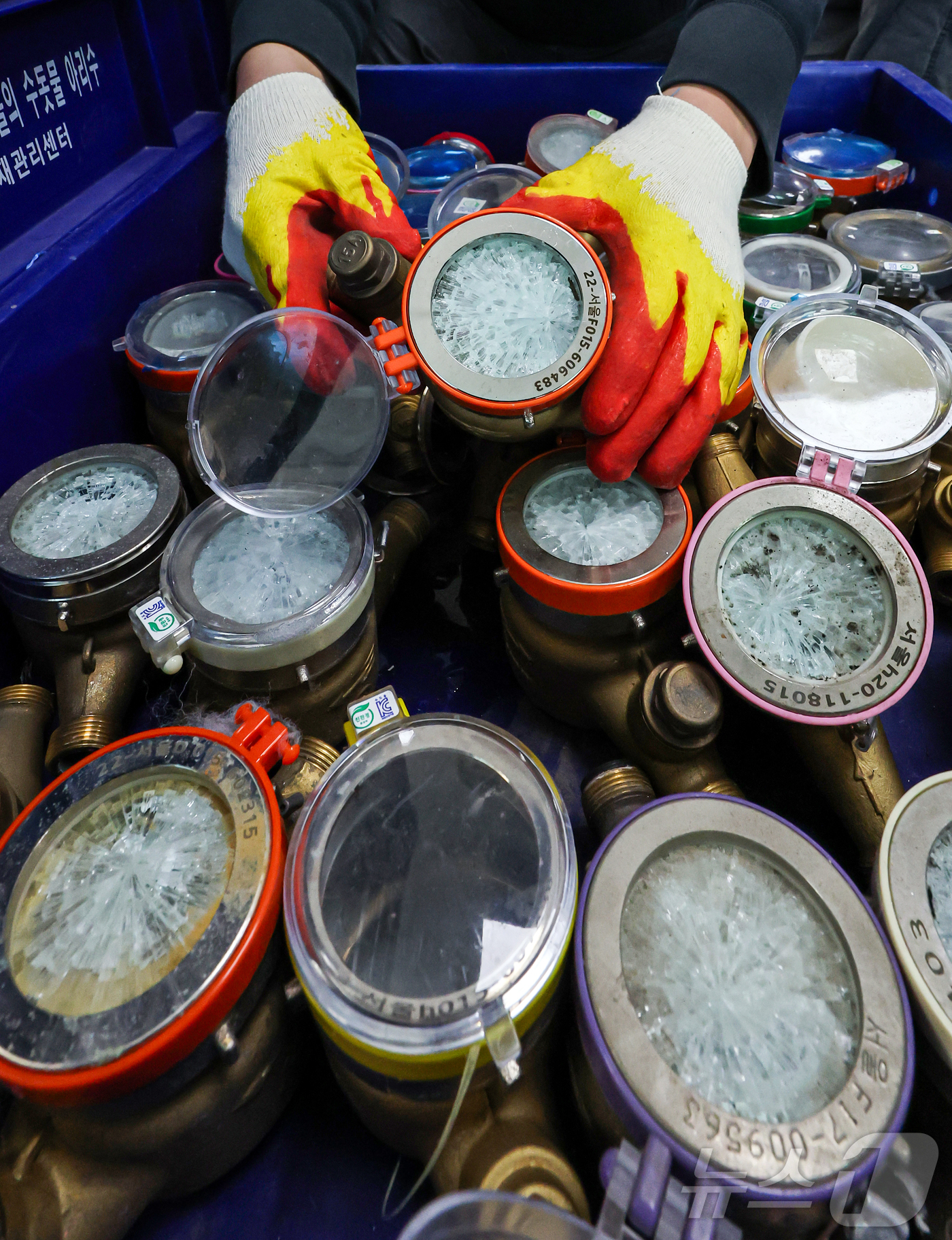 (서울=뉴스1) 김진환 기자 = 서울 전역에 한파주의보가 내려진 21일 서울 강북구 서울북부수도사업소에서 수도계량기 교체반 직원이 동파된 수도계량기를 정리하고 있다. 이날 서울시에 …