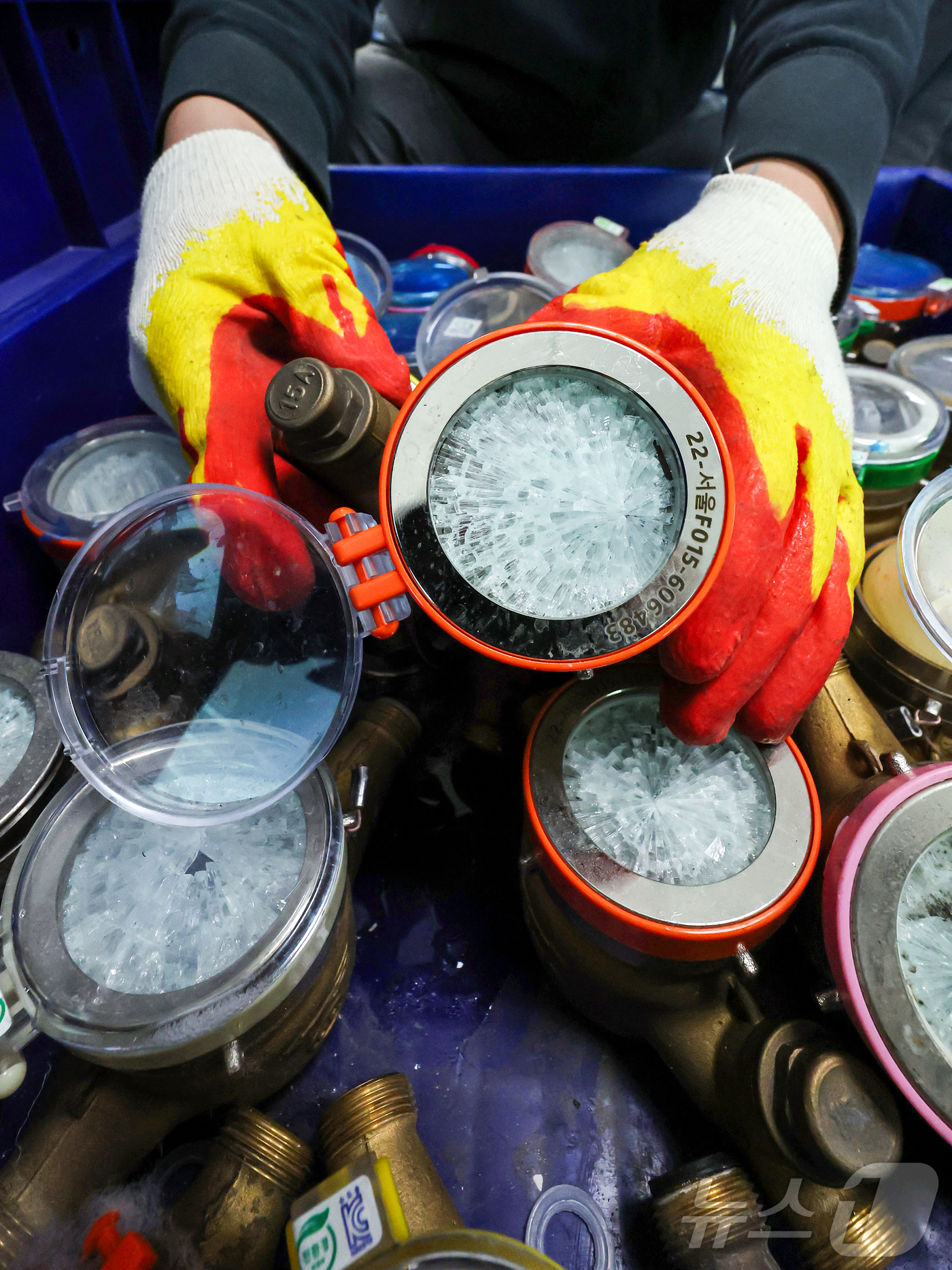 (서울=뉴스1) 김진환 기자 = 서울 전역에 한파주의보가 내려진 21일 서울 강북구 서울북부수도사업소에서 수도계량기 교체반 직원이 동파된 수도계량기를 정리하고 있다. 이날 서울시에 …