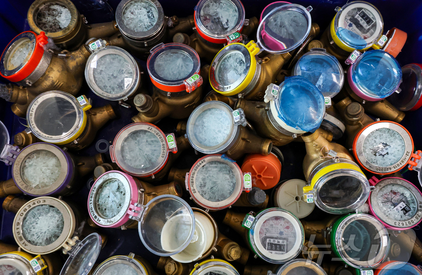 (서울=뉴스1) 김진환 기자 = 서울 전역에 한파주의보가 내려진 21일 서울 강북구 서울북부수도사업소에서 수도계량기 교체반 직원이 동파된 수도계량기를 정리하고 있다. 이날 서울시에 …