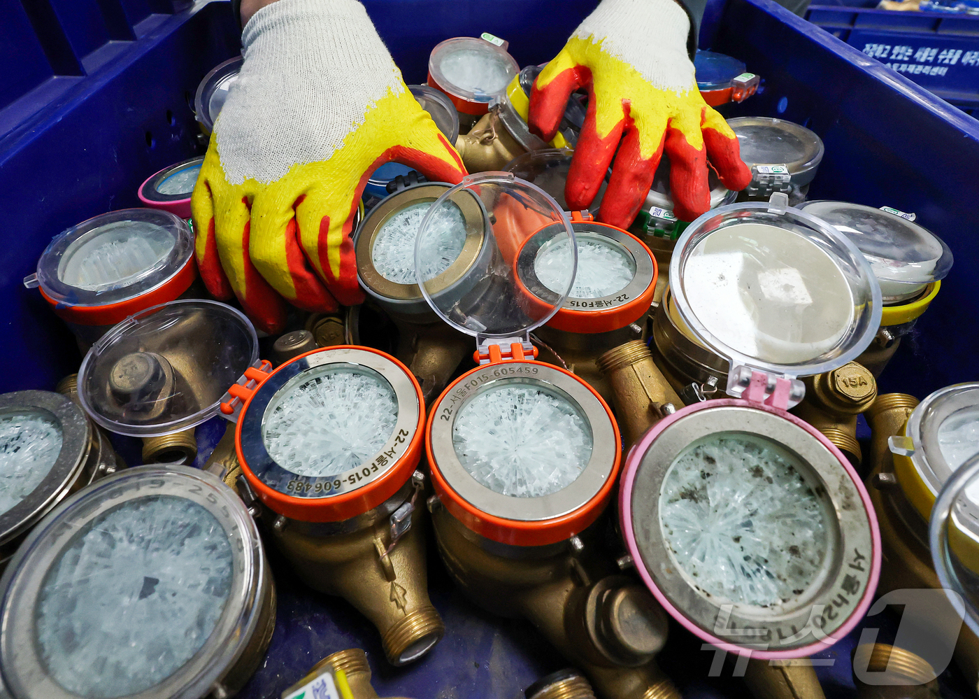 (서울=뉴스1) 김진환 기자 = 서울 전역에 한파주의보가 내려진 21일 서울 강북구 서울북부수도사업소에서 수도계량기 교체반 직원이 동파된 수도계량기를 정리하고 있다. 이날 서울시에 …