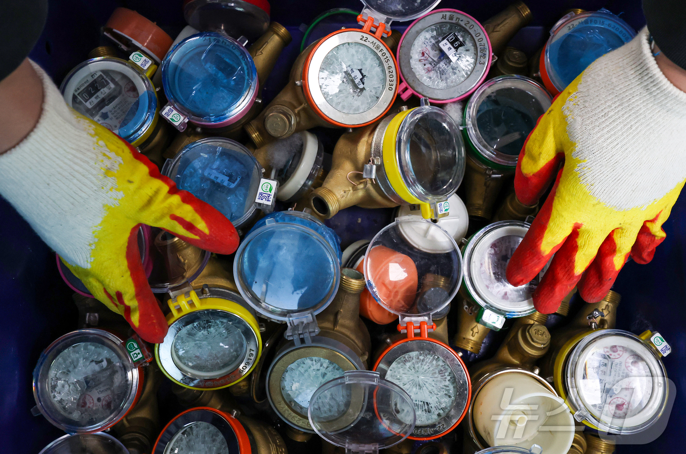 (서울=뉴스1) 김진환 기자 = 서울 전역에 한파주의보가 내려진 21일 서울 강북구 서울북부수도사업소에서 수도계량기 교체반 직원이 동파된 수도계량기를 정리하고 있다. 이날 서울시에 …