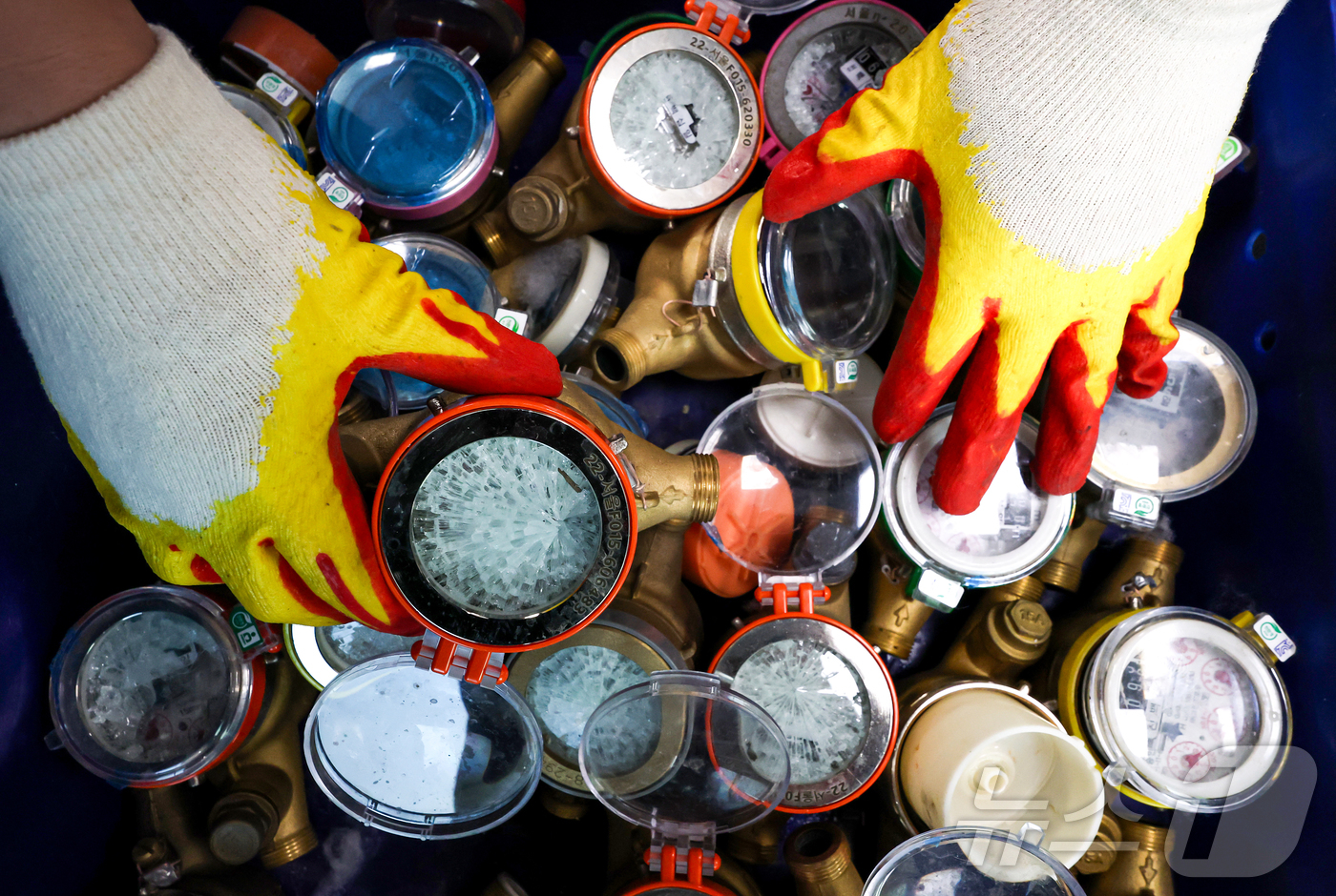 (서울=뉴스1) 김진환 기자 = 서울 전역에 한파주의보가 내려진 21일 서울 강북구 서울북부수도사업소에서 수도계량기 교체반 직원이 동파된 수도계량기를 정리하고 있다. 이날 서울시에 …